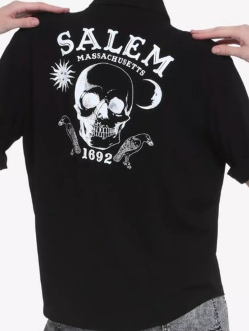 Hot Topic Button-Down Shirt Sleeve Shirt with White Salem Skull Graphic Unisex